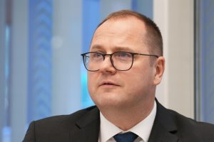 Portreta tuvplāns: viedās administrācijas un reģionālās attīstības ministrs Raimonds Čudars.
