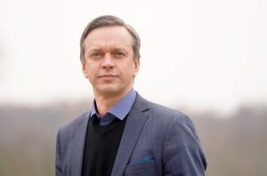 Portrets: Jānis Vimba, Siguldas novada domes priekšsēdētājs, ar zilu žaketi un džemperi.