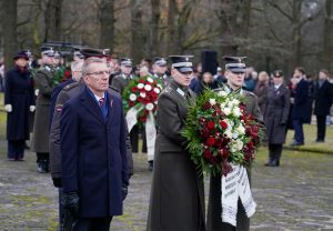 Valsts amatpersonas un karavīri piedalās piemiņas pasākumā, noliekot ziedus