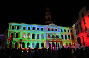Rīgas Rātsnams Gaismas festivāla "Staro Rīga" laikā, izgaismots spilgti zaļā, zilā un sarkanā gaismā.