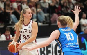 Latvijas sieviešu basketbola spēlētāja ar bumbu pretinieces aizsardzībā.