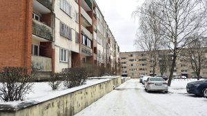 Daudzdzīvokļu māju kvartāls Līvānos ziemas dienā ar automašīnām stāvlaukumā.