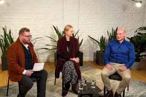 Podkāsta “Redzes laukā” studijā sarunājas Mārtiņš Daugulis, Inga Korneliusa un Kaspars Biezais par dzīvi bez redzes