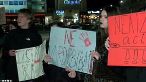 Protesta dalībnieki Daugavpilī tur plakātus ar saukļiem pret vardarbību un aicinājumiem neizstāties no Stambulas konvencijas.