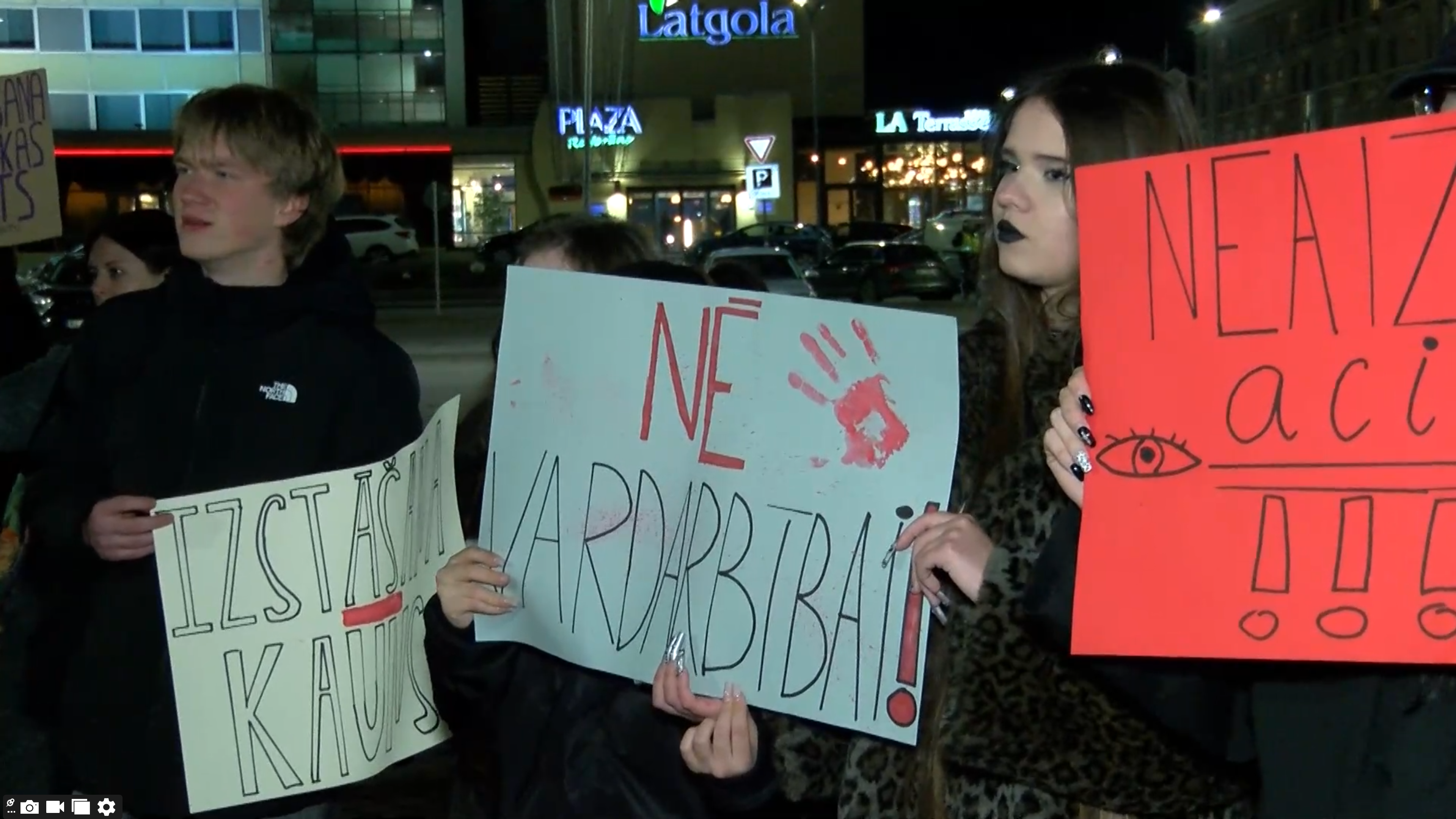Protesta dalībnieki Daugavpilī tur plakātus ar saukļiem pret vardarbību un aicinājumiem neizstāties no Stambulas konvencijas.