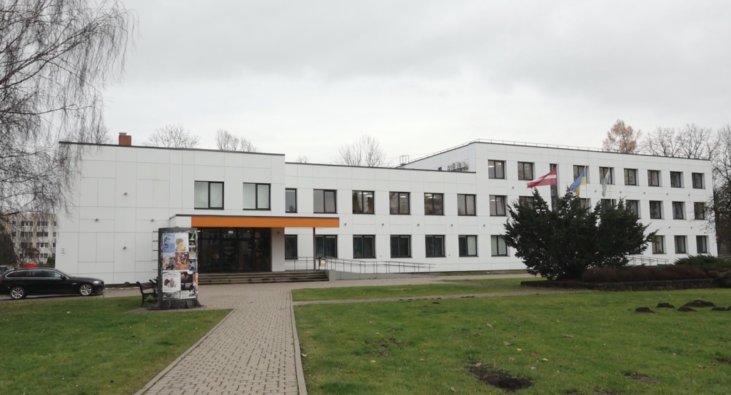 Siguldas novada domes ēka ar Latvijas un pašvaldības karogiem.