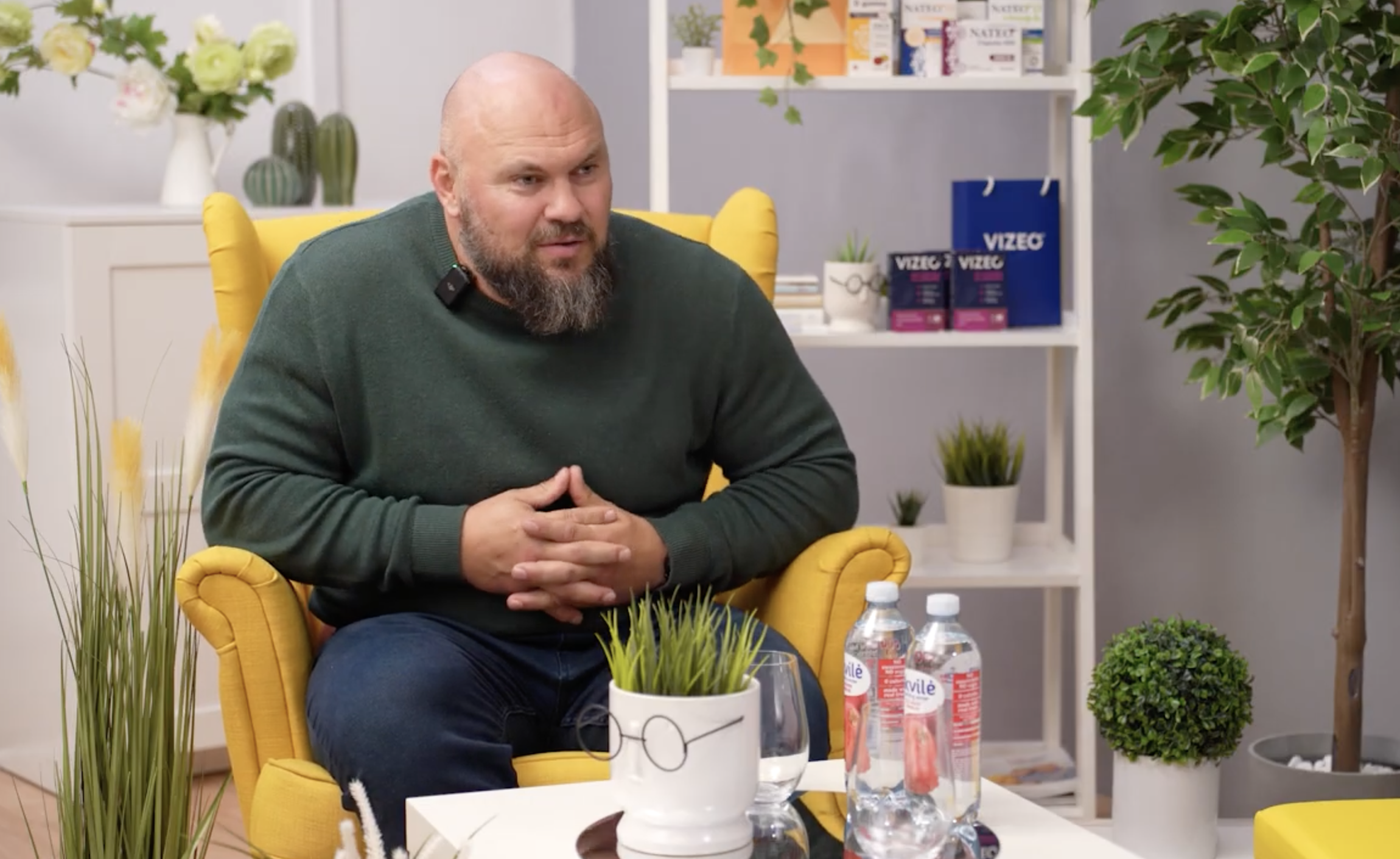 Vīrietis sarunājas studijā intervijas laikā