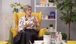 Sieviete sarunājas studijā intervijas laikā
