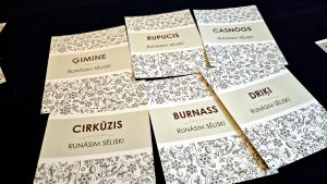 Sēļu izloksnes alfabēta kartītes ar uzrakstiem “Runāsim sēliski” Jaunjelgavā.