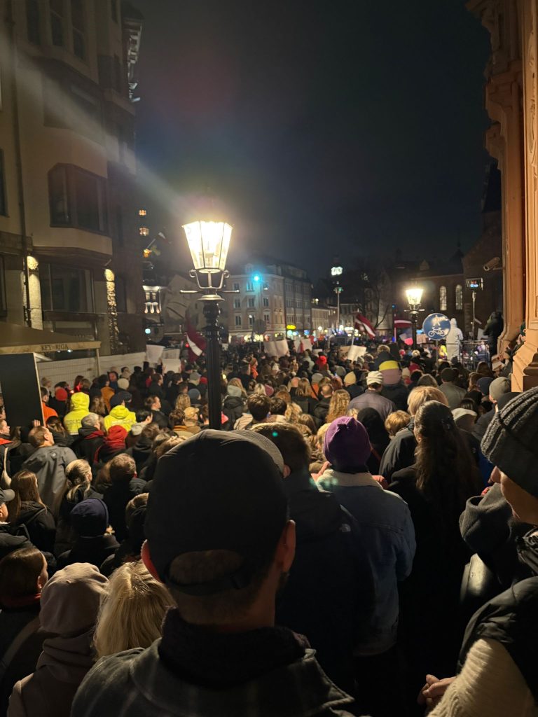 Liels cilvēku pūlis tumšā ielā Rīgas centrā, protestējot pret izstāšanos no Stambulas konvencijas.