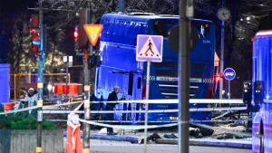 Divstāvu autobuss pēc negadījuma pilsētā ar policijas norobežojumu