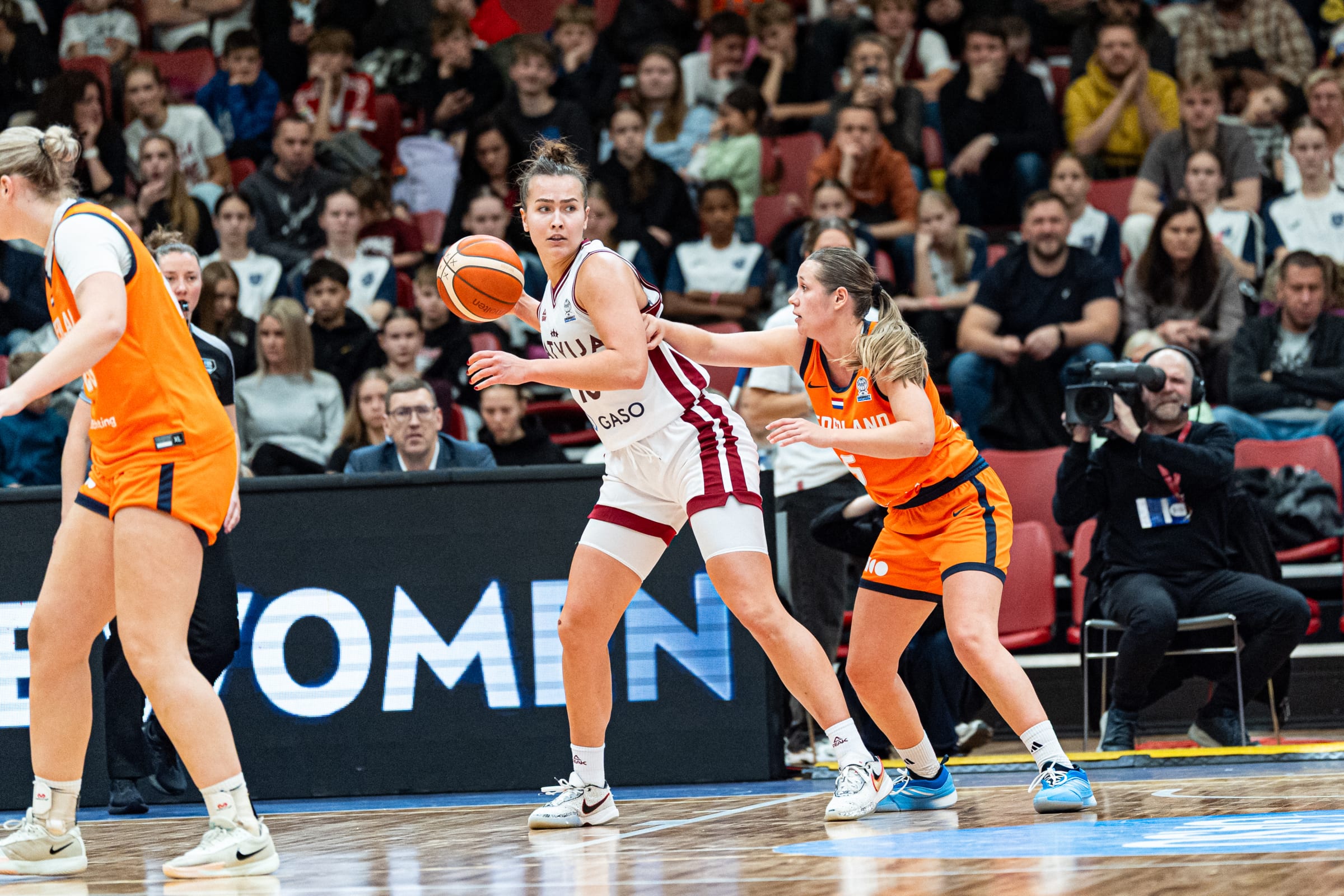 Latvijas sieviešu basketbola izlases spēlētāja ar bumbu spēlē pret Nīderlandes komandu