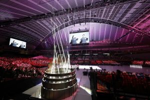 Stadions ar skatītājiem un gaismu šovu svinīgā pasākumā