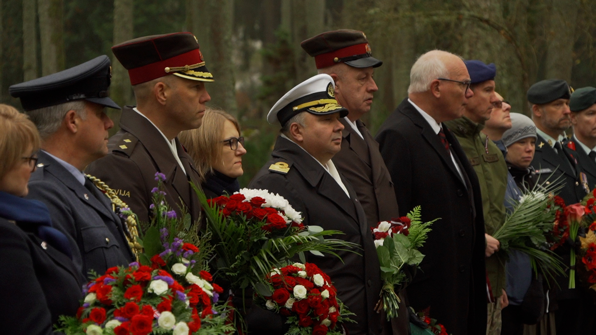 Augsta ranga Latvijas un ārvalstu militārpersonu un diplomātu delegācija piemiņas brīdī ar ziediem