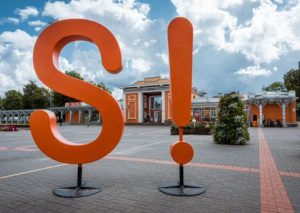 Liela oranža instalācija “S!” Siguldas pilsētas centrā pie stacijas ēkas.