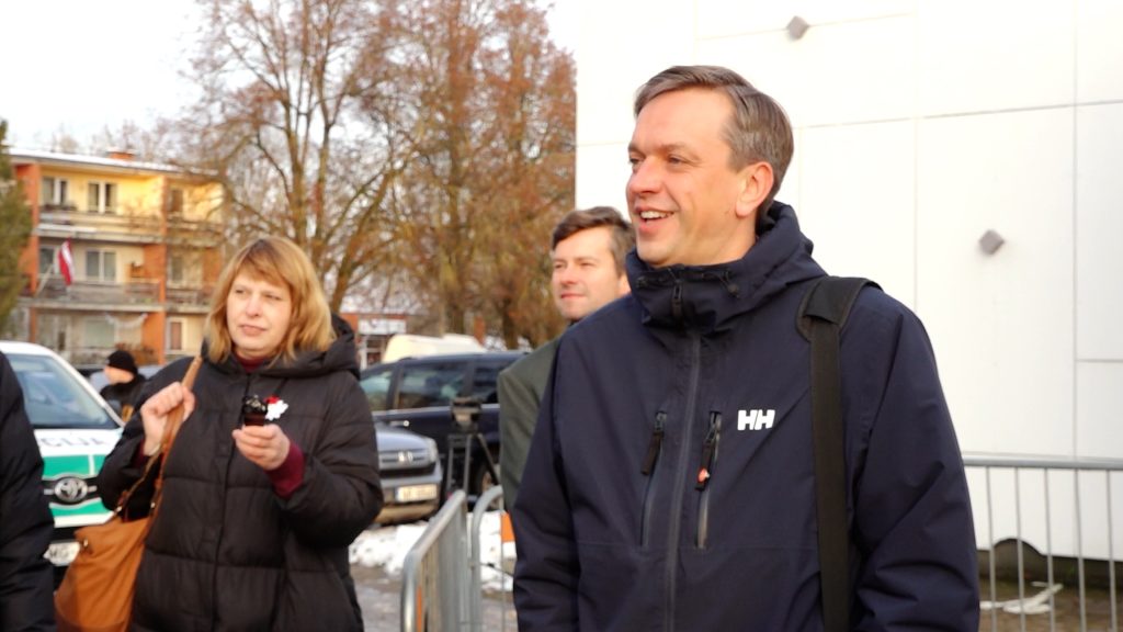 Jānis Vimba, bijušais Siguldas novada domes priekšsēdētājs, smaidot sasveicinās ar piketa dalībniekiem.