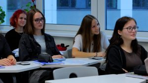 Skolēni klasē klausās skolotāja stāstījumā