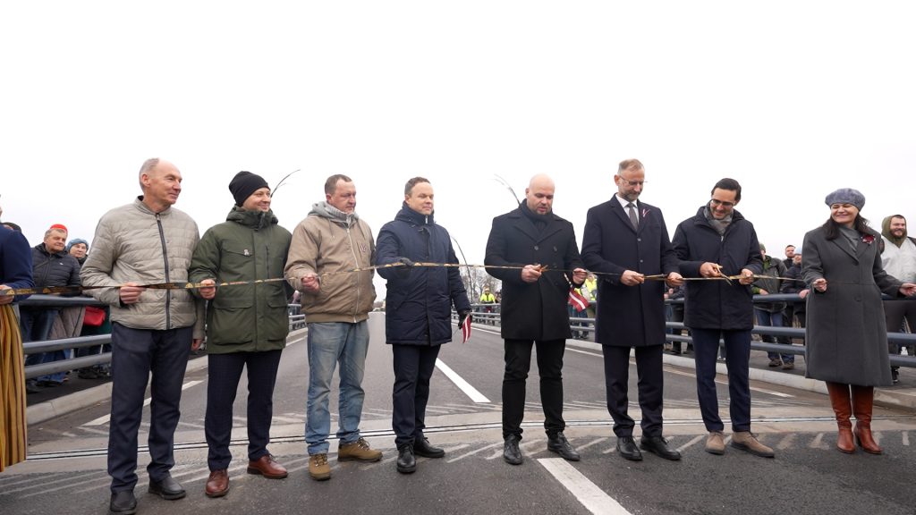 Amatpersonas svinīgā ceremonijā griež lentu, atklājot jauno tiltu pār Salacas upi Salacgrīvā.