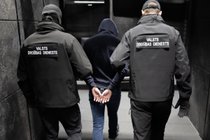 Valsts drošības dienesta darbinieki aiztur personu