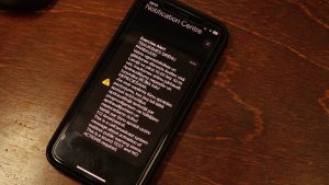 iPhone ekrānā redzams šūnu apraides paziņojums par trauksmes sirēnu pārbaudi Latvijā.