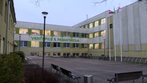 Ventspils 1. pamatskolas ēka ar skolas nosaukumu un skolas pagalmu.