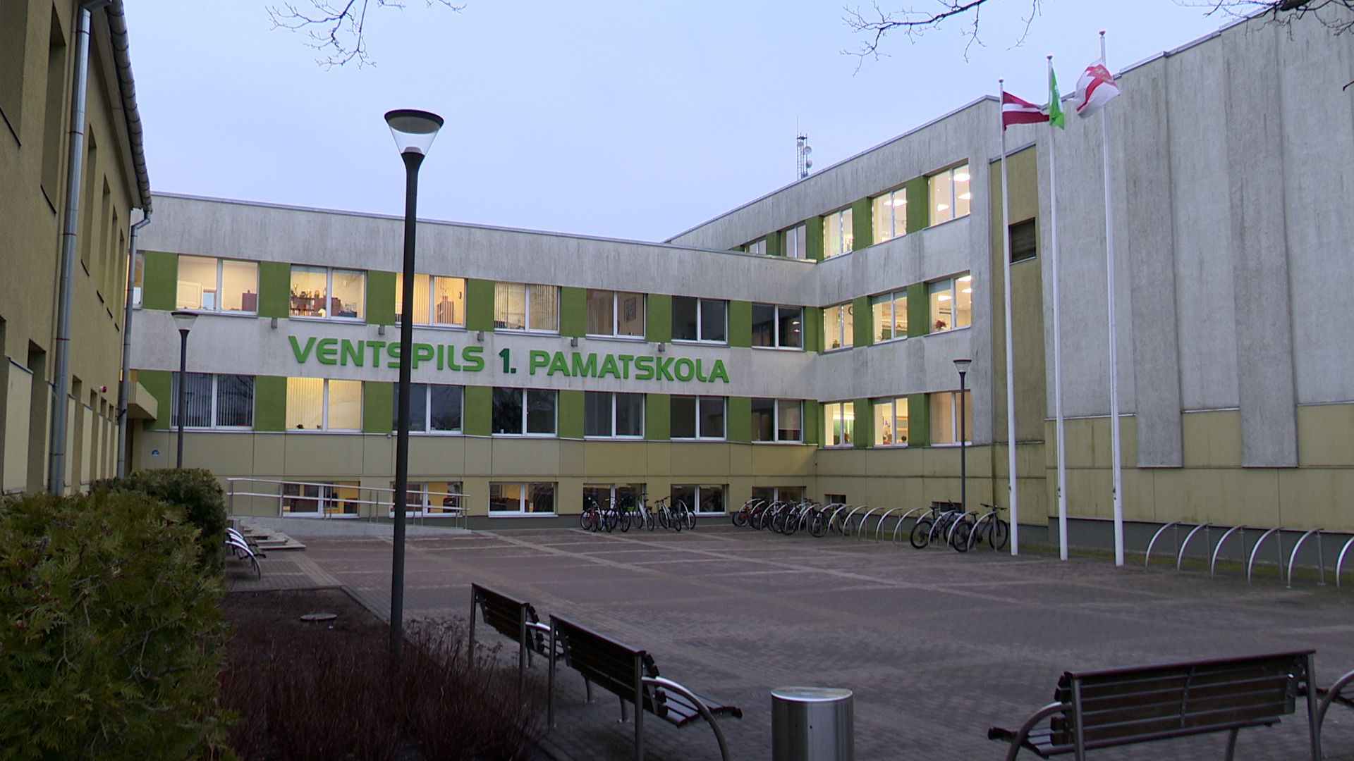Ventspils 1. pamatskolas ēka ar skolas nosaukumu un skolas pagalmu.