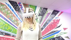 Jauniete Gulbenes jauniešu centrā “Bāze” izmanto virtuālās realitātes brilles digitālajā telpā.