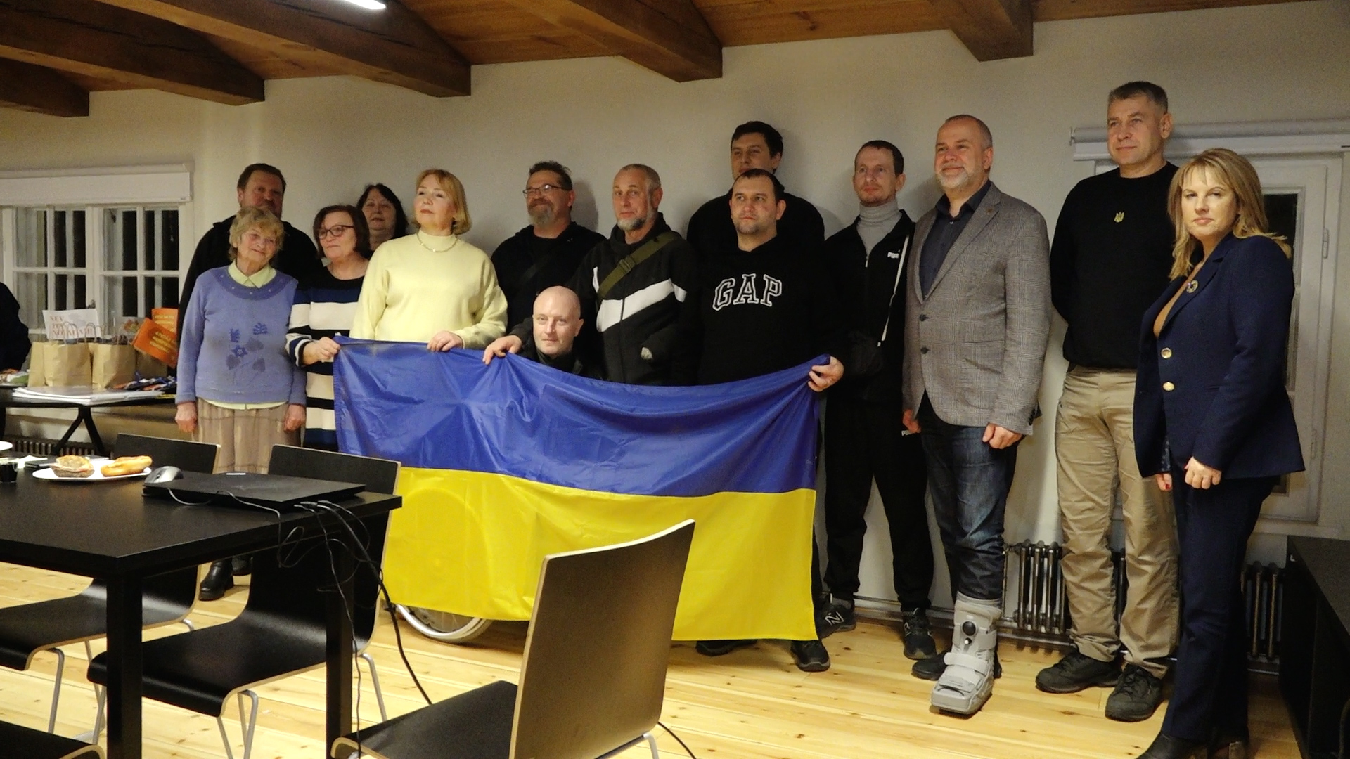 Ukrainas karavīri un Valmieras ukraiņu kopienas pārstāvji ar Ukrainas karogu Valmierā.