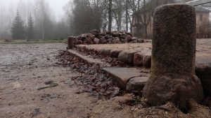 Vēsturiskās Jaungulbenes dzelzceļa stacijas perona paliekas miglainā laikā.