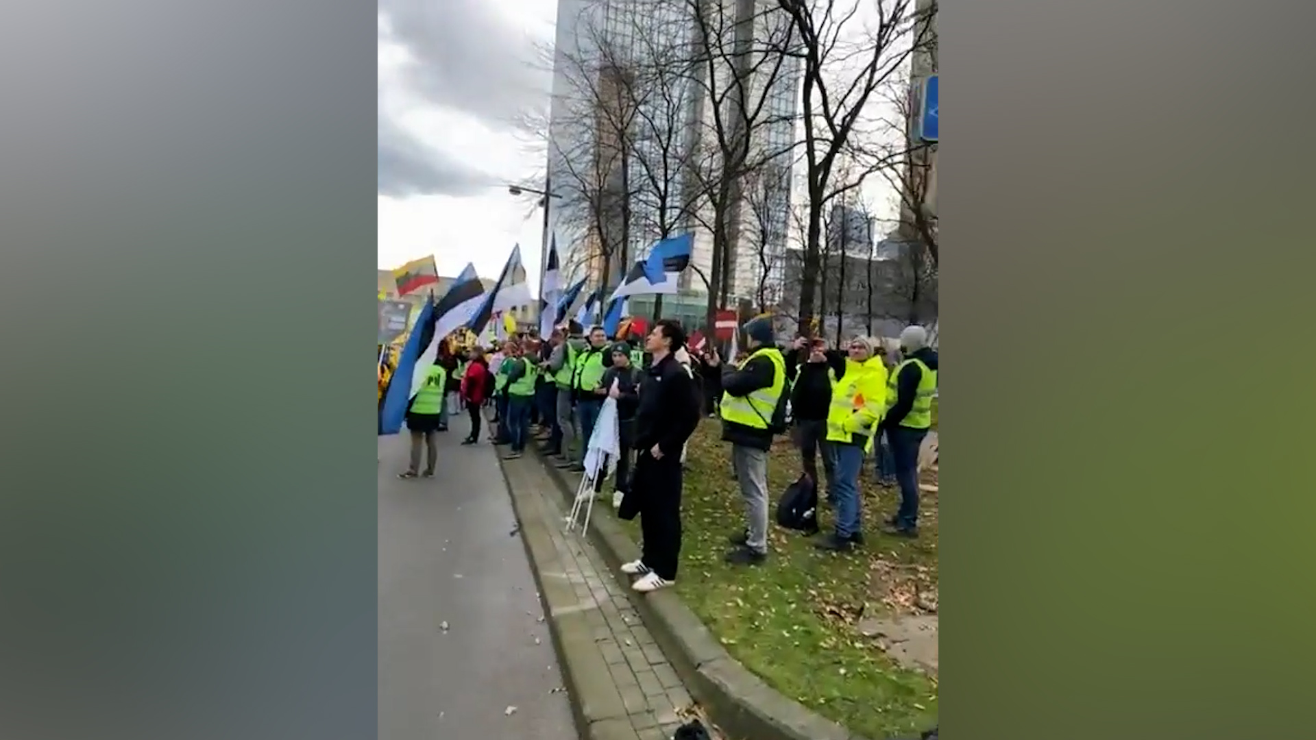 Lauksaimnieki ar ES valstu karogiem un atstarojošām vestēm piedalās protestā Briseles ielās pret Eiropas Komisijas daudzgadu budžeta piedāvājumu.