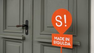 “Uz durvīm izvietota zīme ‘Made in Sigulda’, kas norāda uz Siguldā radītu vietējo produktu vai pakalpojumu”