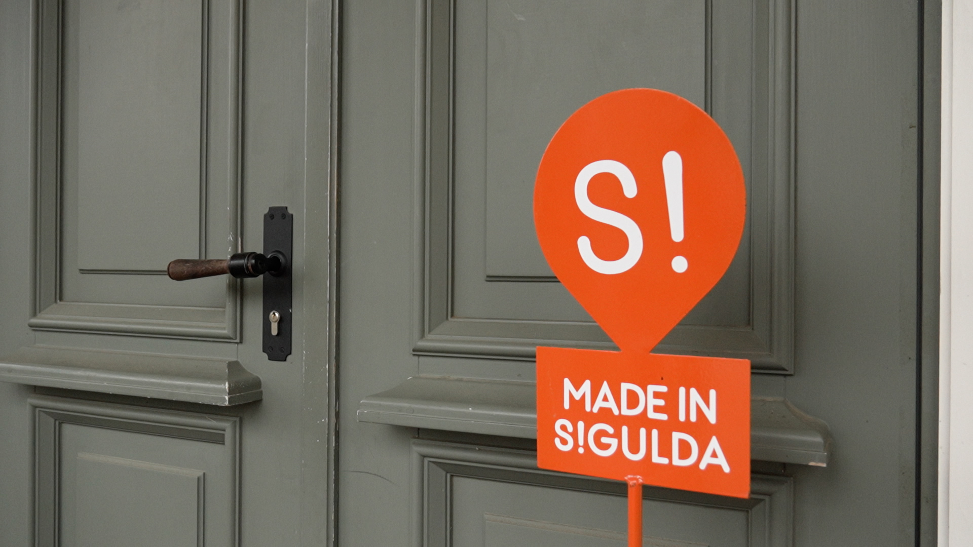 “Uz durvīm izvietota zīme ‘Made in Sigulda’, kas norāda uz Siguldā radītu vietējo produktu vai pakalpojumu”
