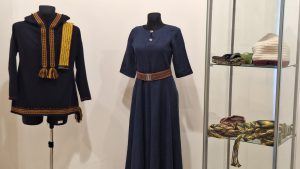 Latviešu tradicionālie tērpi ar Lilijas Balgalves-Treimanes austām jostām izstādē Dobeles muzejā.
