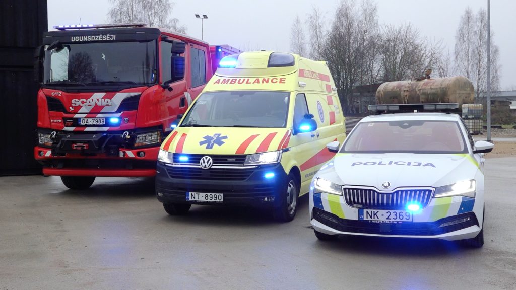 Ugunsdzēsēju kravas auto, ātrās palīdzības mikroautobuss un policijas vieglā automašīna ar bākugunīm.