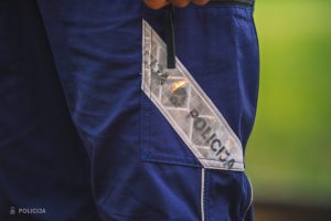 Policijas formas tērpa kabata ar atstarojošu elementu.