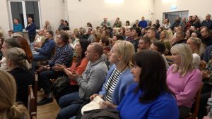 Iedzīvotāju sapulce ar plašu apmeklētību Ventspilī par izglītības jautājumiem.