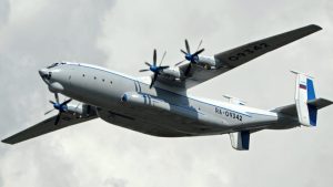 Krievijas militārā transportlidmašīna An-22 lidojumā.