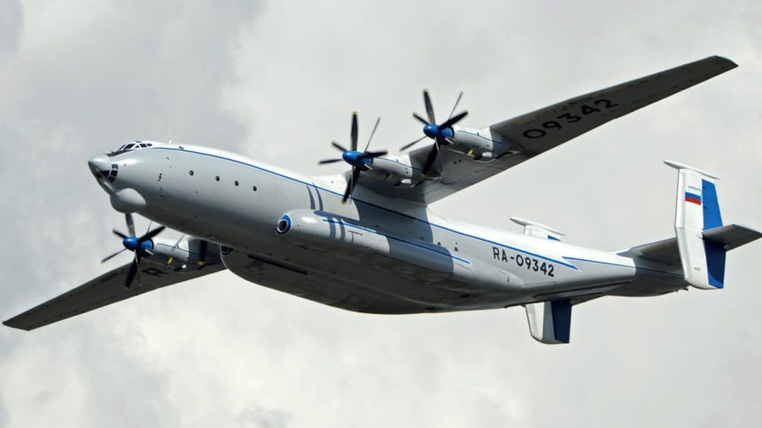 Krievijas militārā transportlidmašīna An-22 lidojumā.