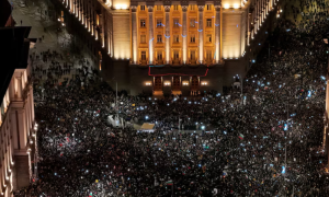 Masveida protests Sofijas centrā pie valdības ēkas vakarā.