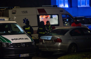 Policija un mediķi strādā notikuma vietā Kauņā, kur atrasti divu jauniešu mirstīgie ķermeņi.