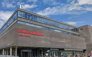 Oslo “Storo Storsenter” tirdzniecības centra ēka dienas laikā.