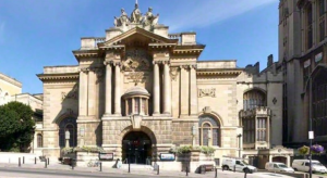 Bristoles muzeja ēka ar monumentālu fasādi un kolonnām.