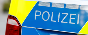 Policijas automašīnas aizmugure ar uzrakstu “Polizei”