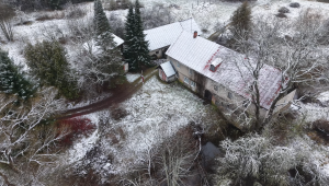 Pamesta ēku kompleksa skats no augšas ziemā Mārcienā