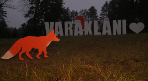 Izgaismota lapsas silueta dekorācija pie uzraksta “Varakļāni” krēslā
