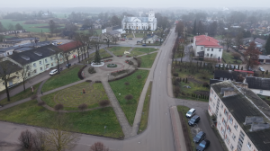 Varakļānu centra panorāma ar parku un baznīcu no putna lidojuma