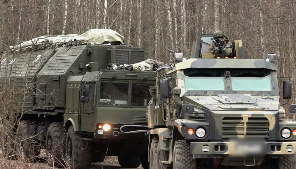 Krievijas ballistisko raķešu sistēmas “Orešņik” militārā tehnika kaujas gatavībā Baltkrievijas teritorijā