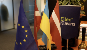 Eiropas Savienības, Latvijas un Ukrainas karogi uz galda advokātu birojā “Ellex Klavins”.