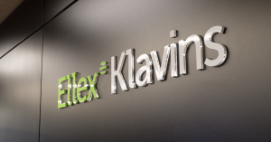 Advokātu biroja “Ellex Klavins” logo uz sienas biroja telpās.