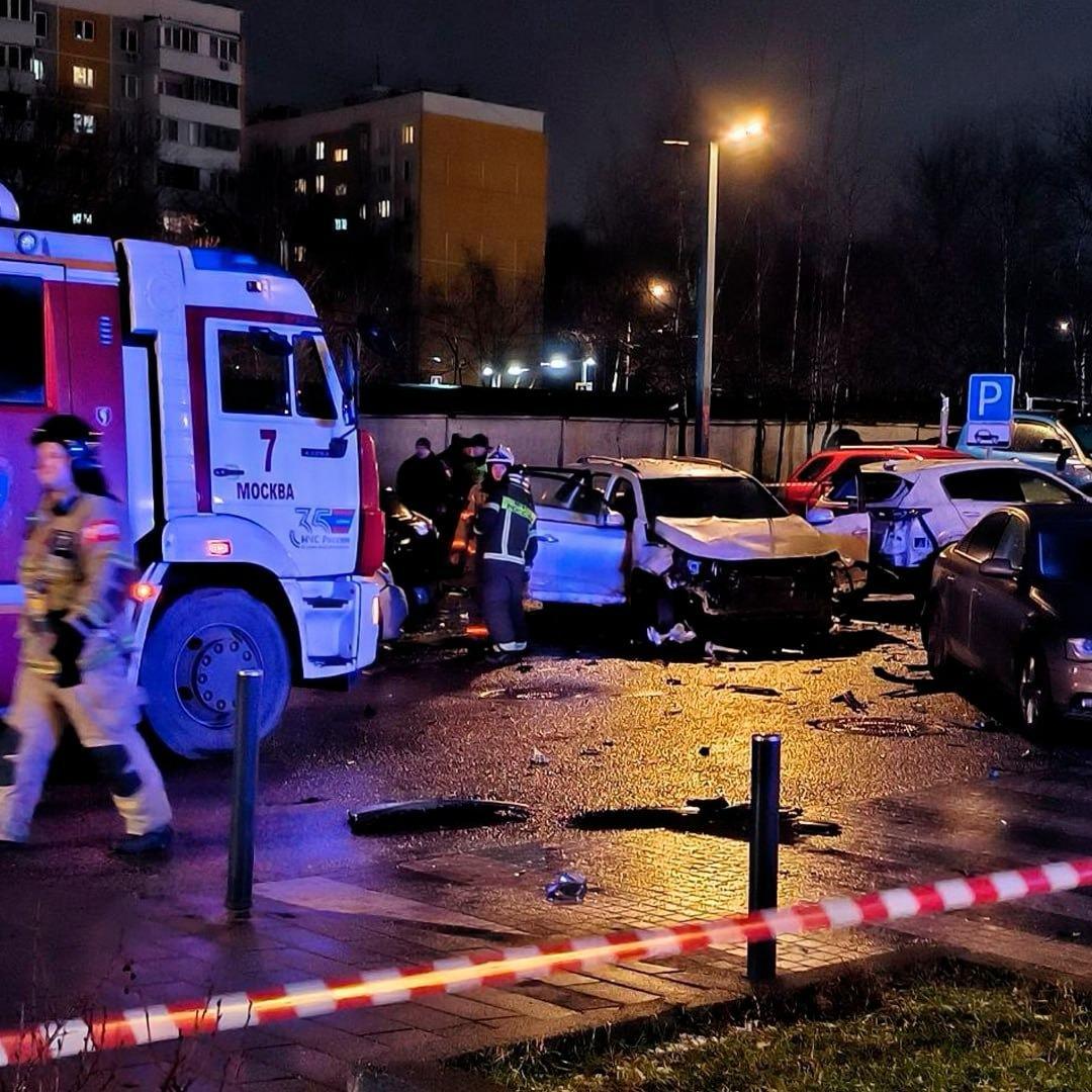 Ceļu satiksmes negadījums naktī ar vairākiem bojātiem automobiļiem un operatīvajiem dienestiem notikuma vietā.